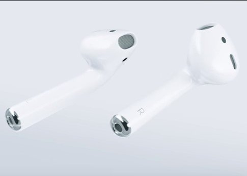 Un par de AirPods de Apple blancos sobre un fondo gris claro.