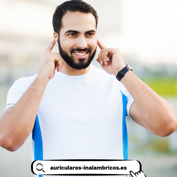 Hombre sonriendo mientras usa los SAMSUNG Galaxy Buds 2 Pro durante una actividad deportiva.