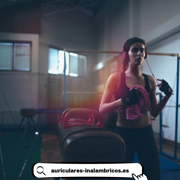 Mujer haciendo ejercicio en el gimnasio mientras usa los auriculares inalámbricos Sony WF-C700N.